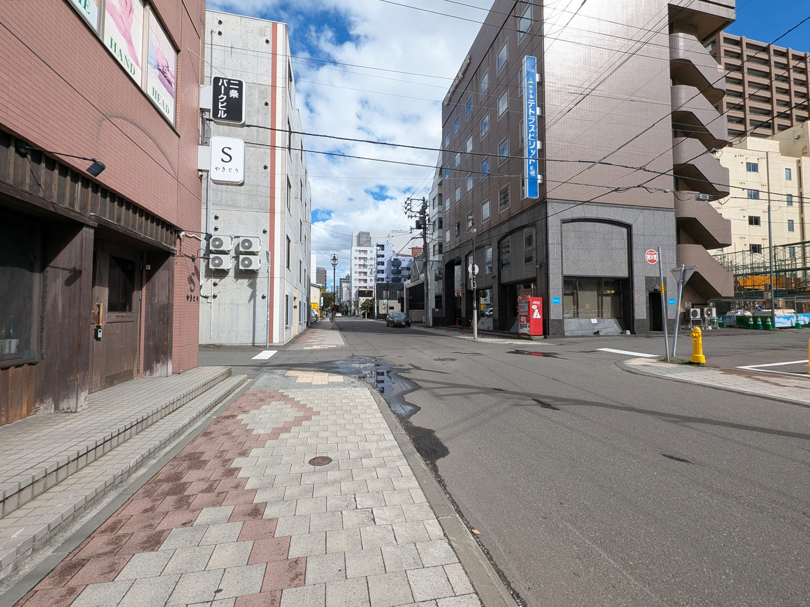 藤栄ビルW棟前面の通り