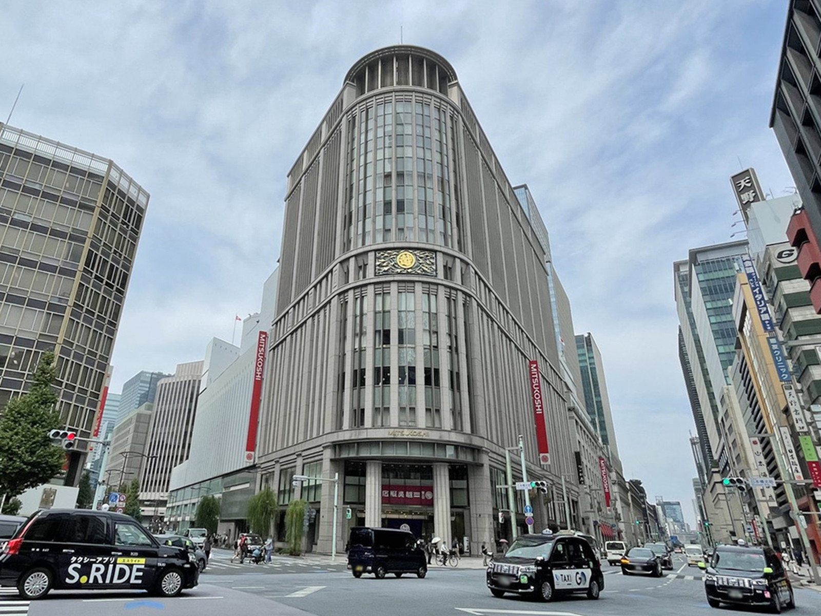 付近の日本橋三越本店