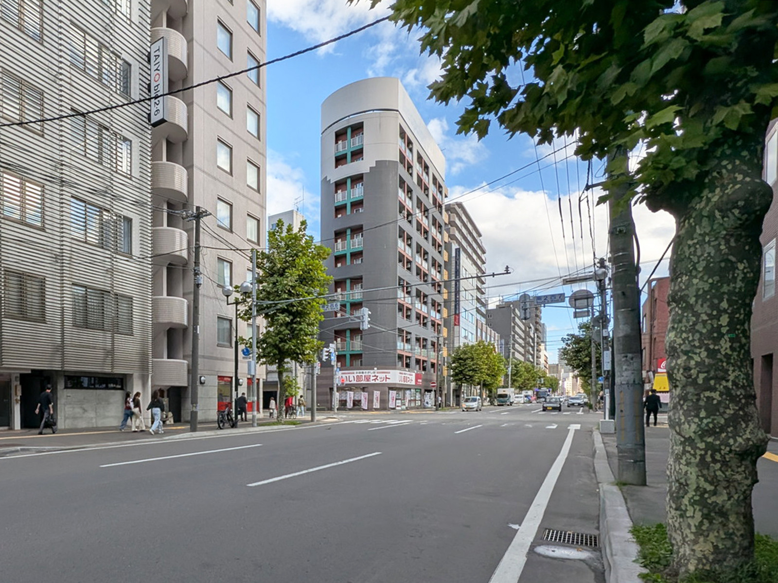 都市ビル前面の西7丁目通