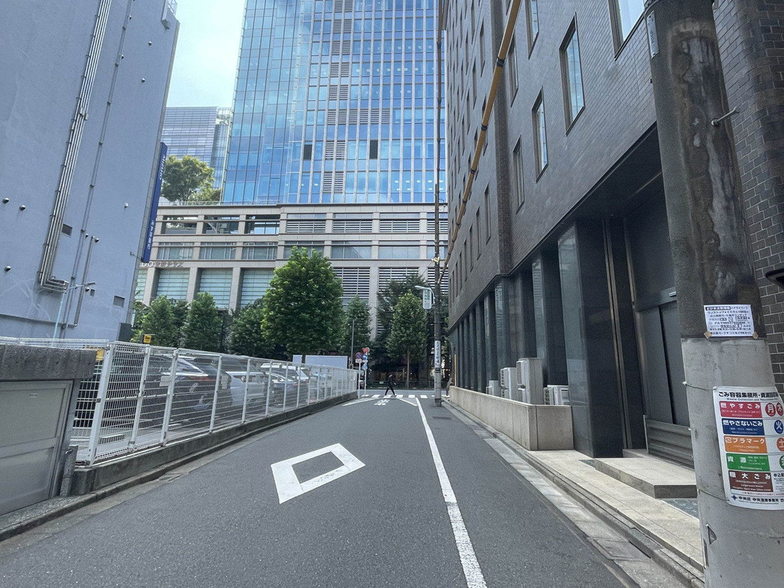 青地ビル前面の通り
