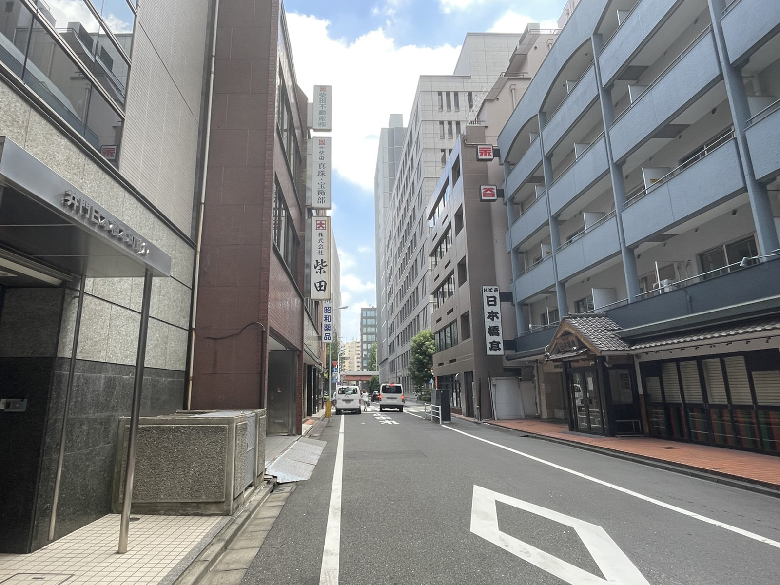 井門日本橋本町ビル前面の通り