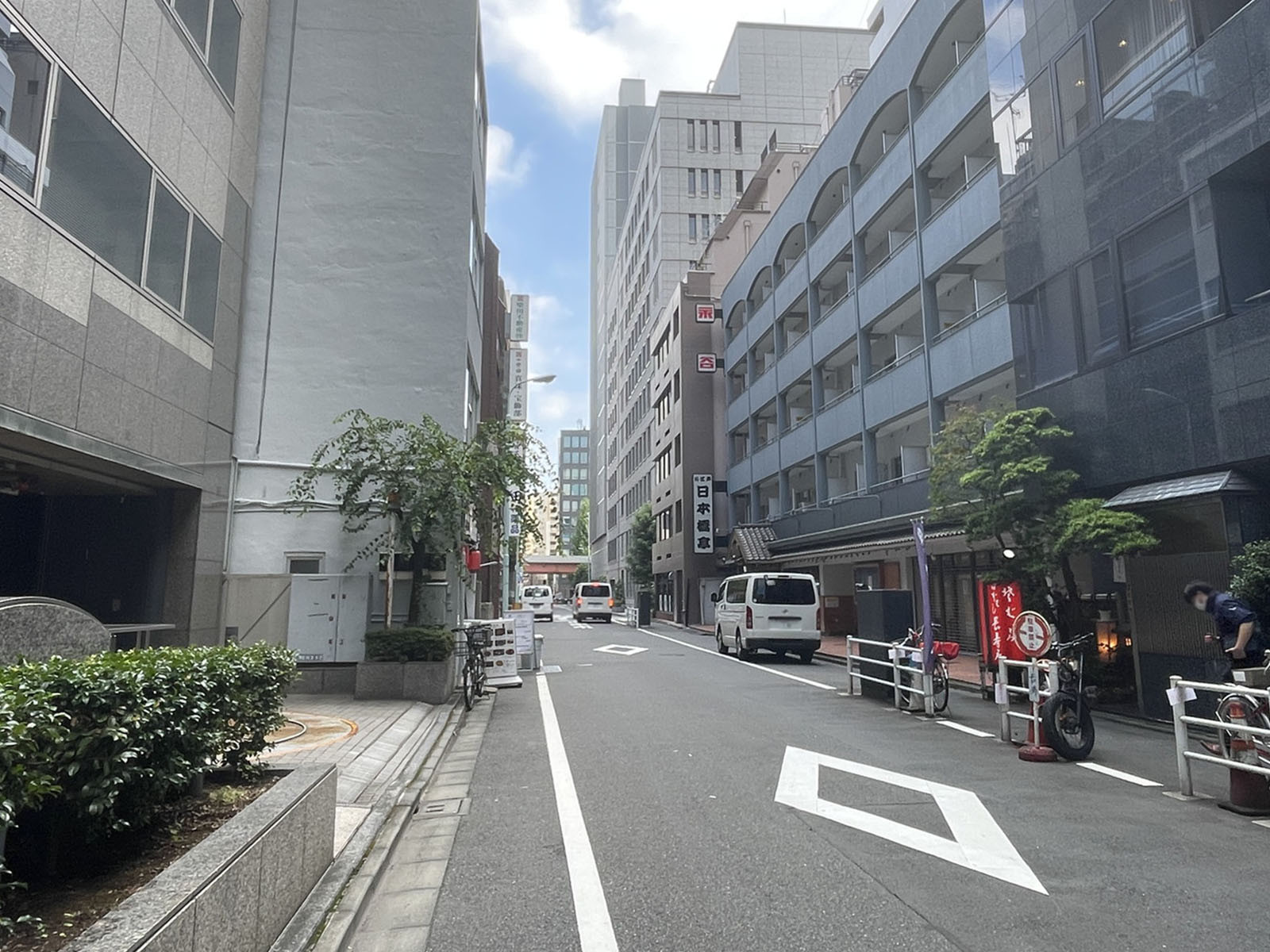 アドバンテック日本橋ビル前面の通り