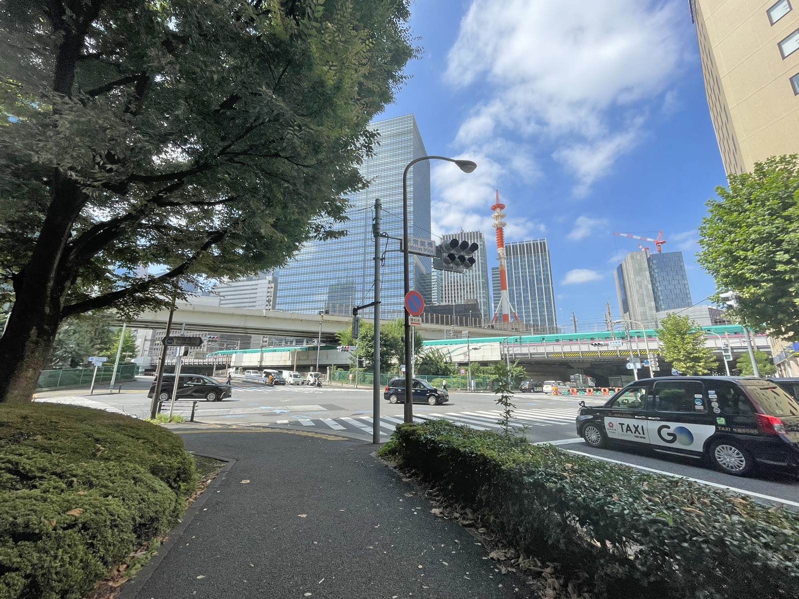 日本橋オリーブビル前面の江戸通り