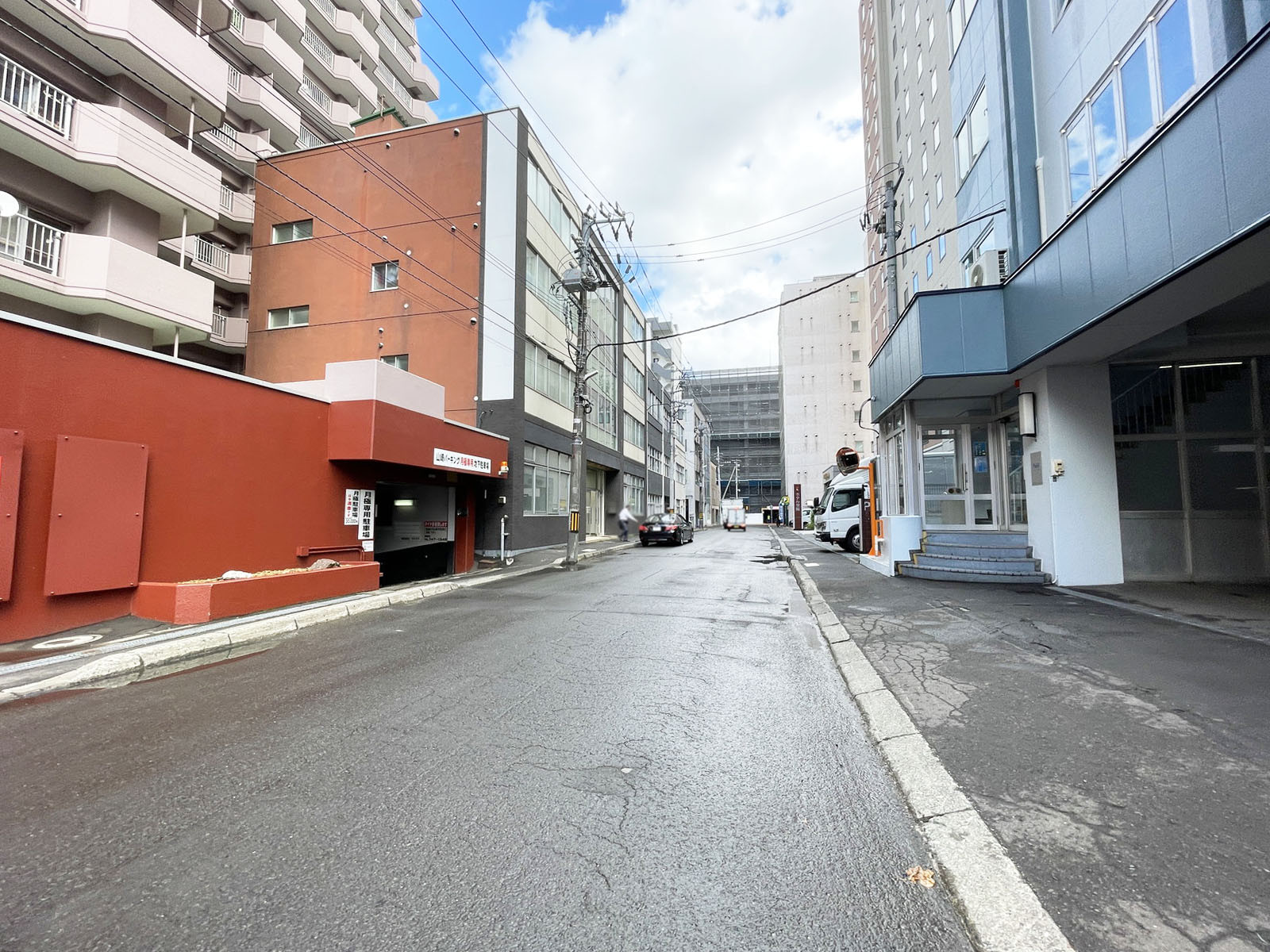 粟井ビル前面の通り