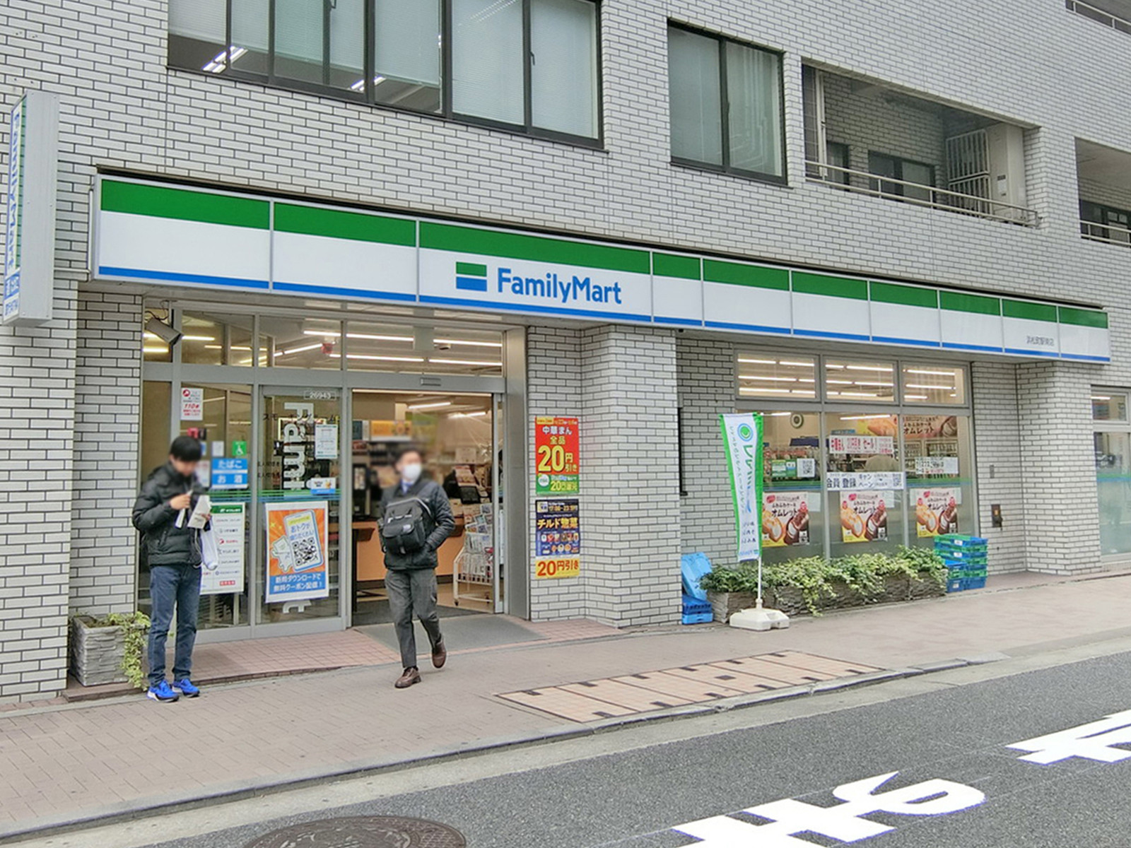 向かいのファミリーマート浜松町駅南店