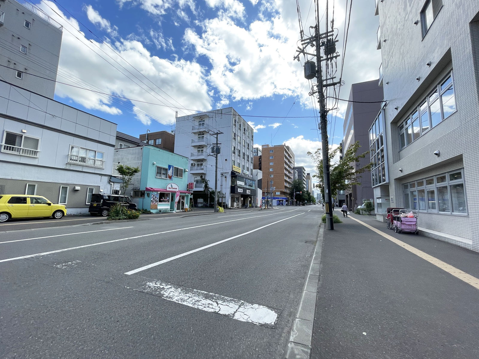 アジエステート大通西プラザ前面の大通り