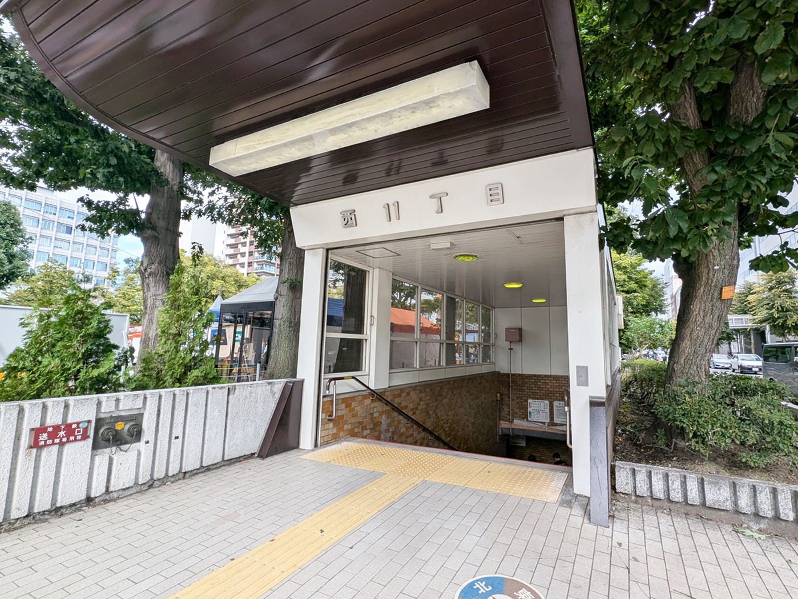 徒歩圏内の「西11丁目駅」