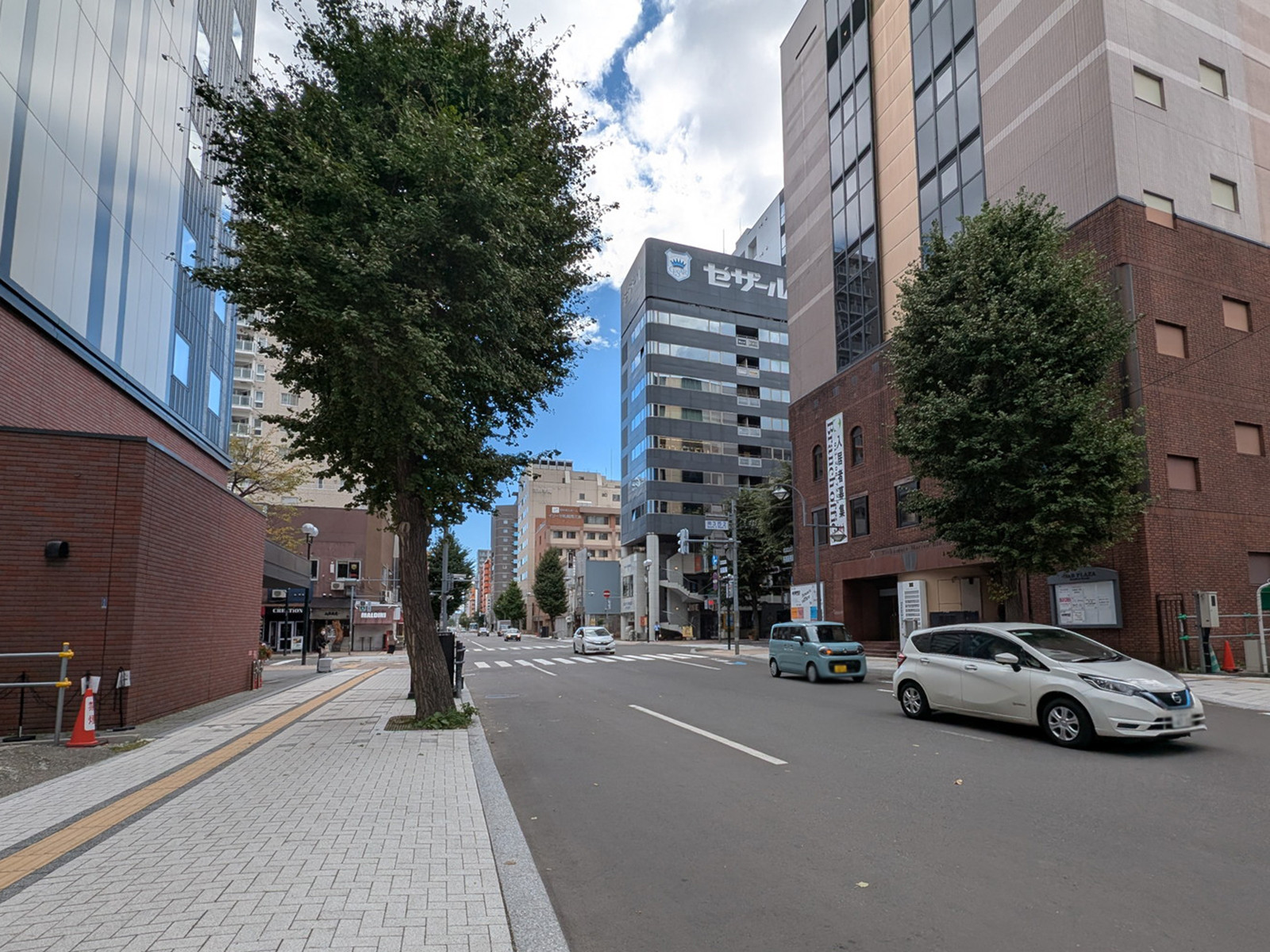 LASCOM32ビル前面の通り