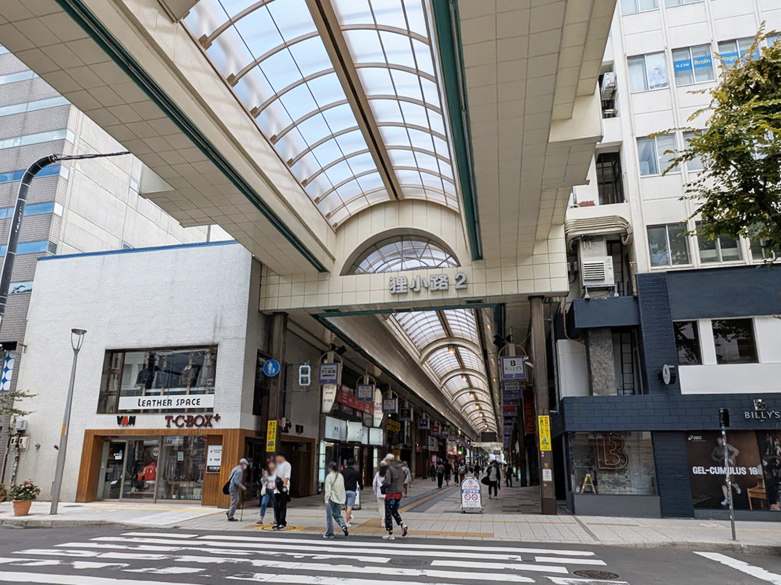 付近の狸小路商店街