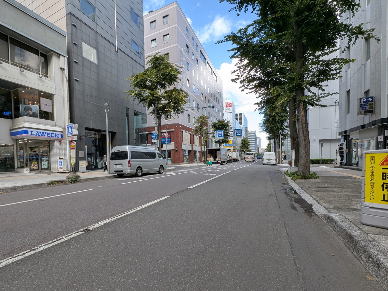 フェス札幌前面の西3丁目通