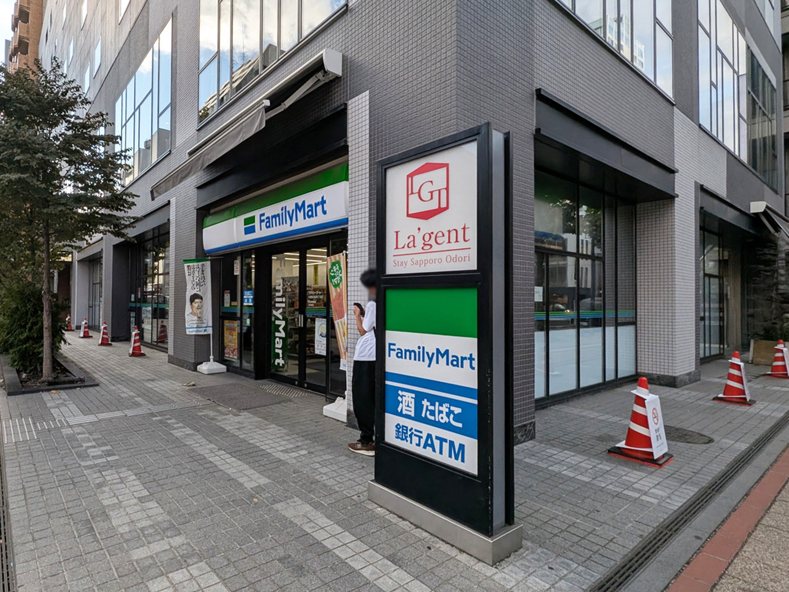 徒歩1分のファミリーマート 札幌南2条西5丁目店