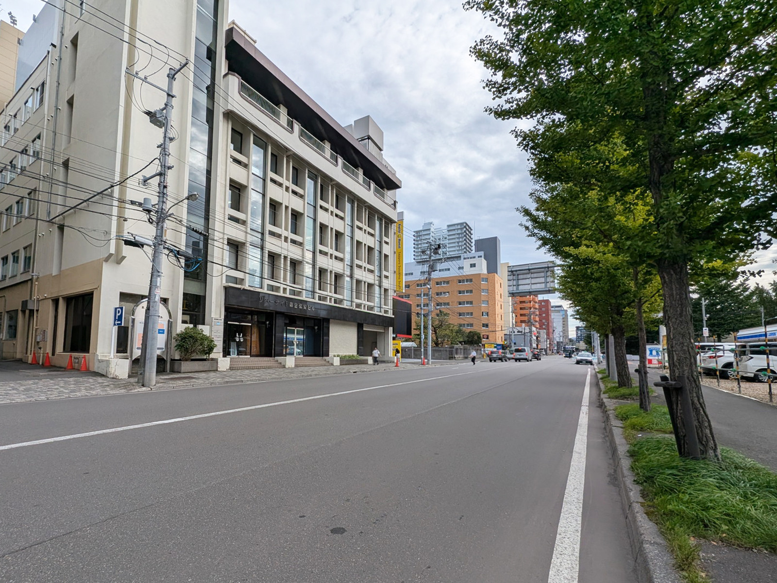 第3弘安ビル前面の通り