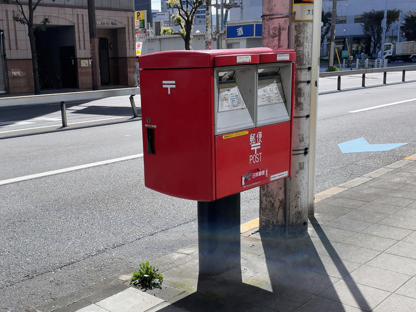 ビル前のポスト