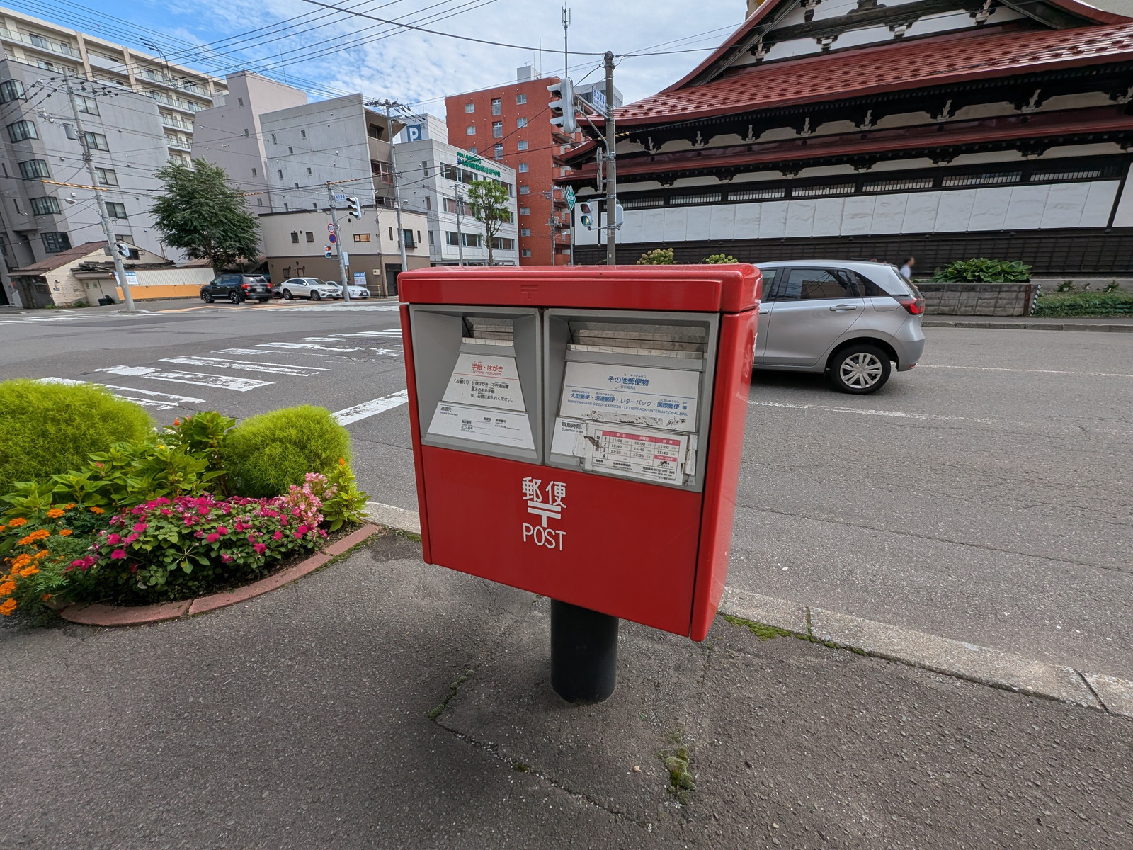 ビル前の郵便ポスト