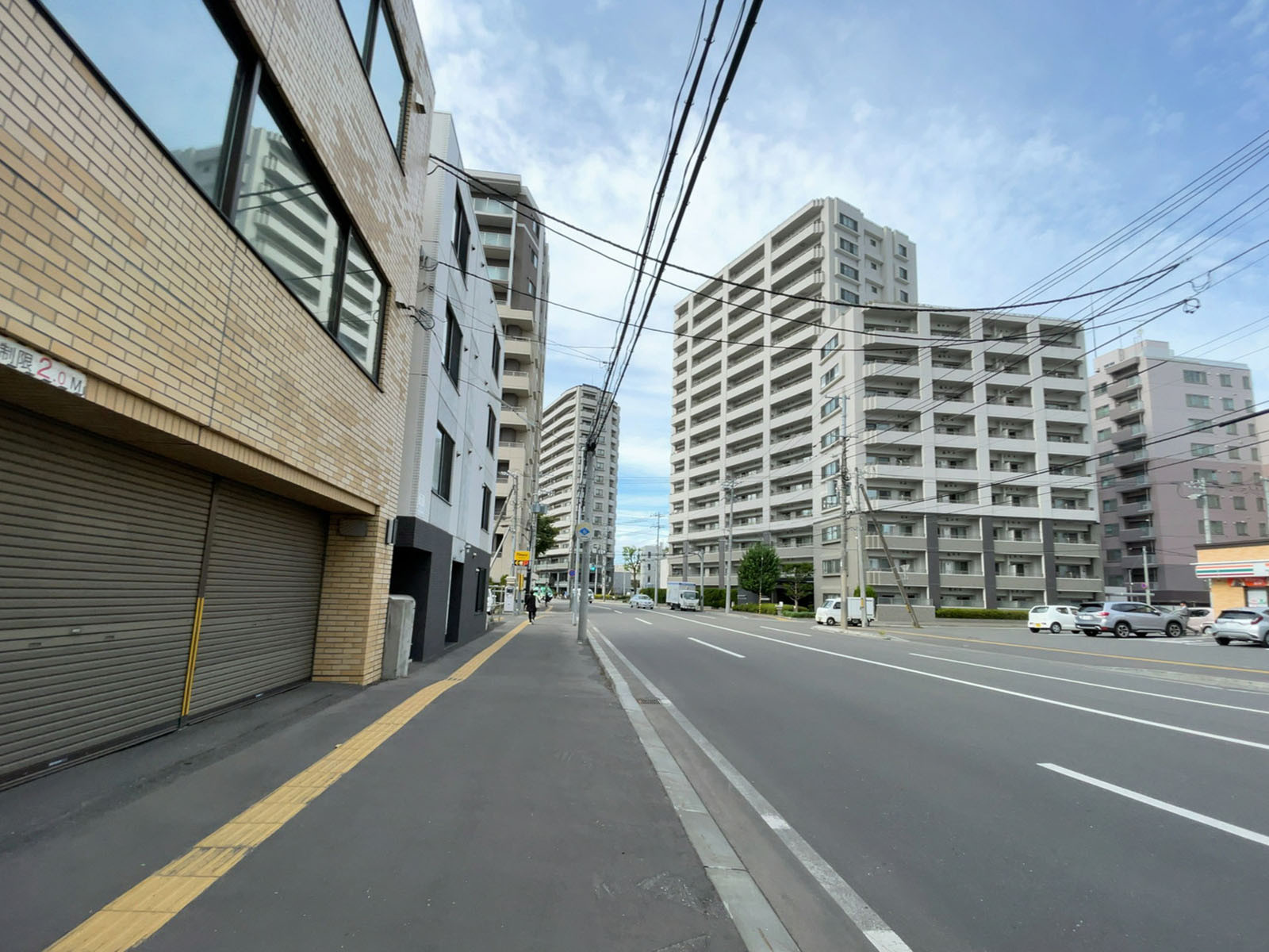 塚本ビル5号館前面の鉄鋼団地通り