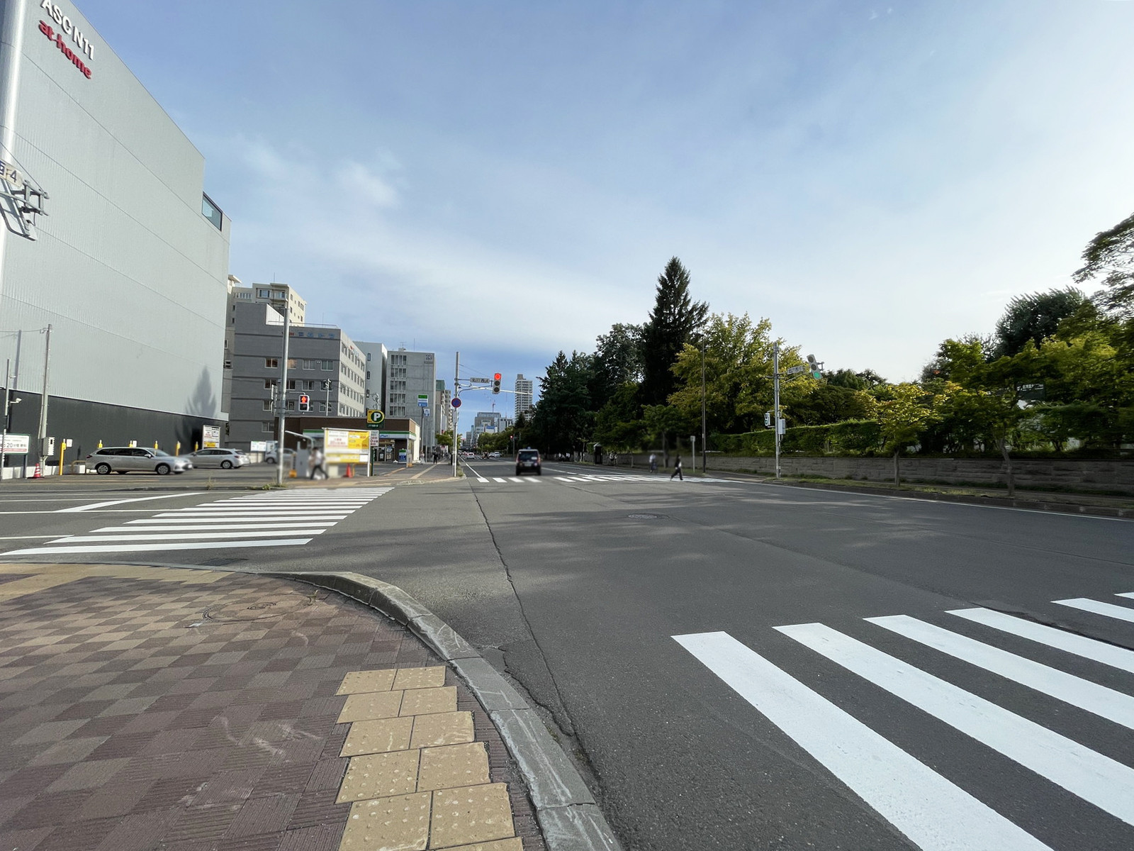 スリーシステムビル前面の通り