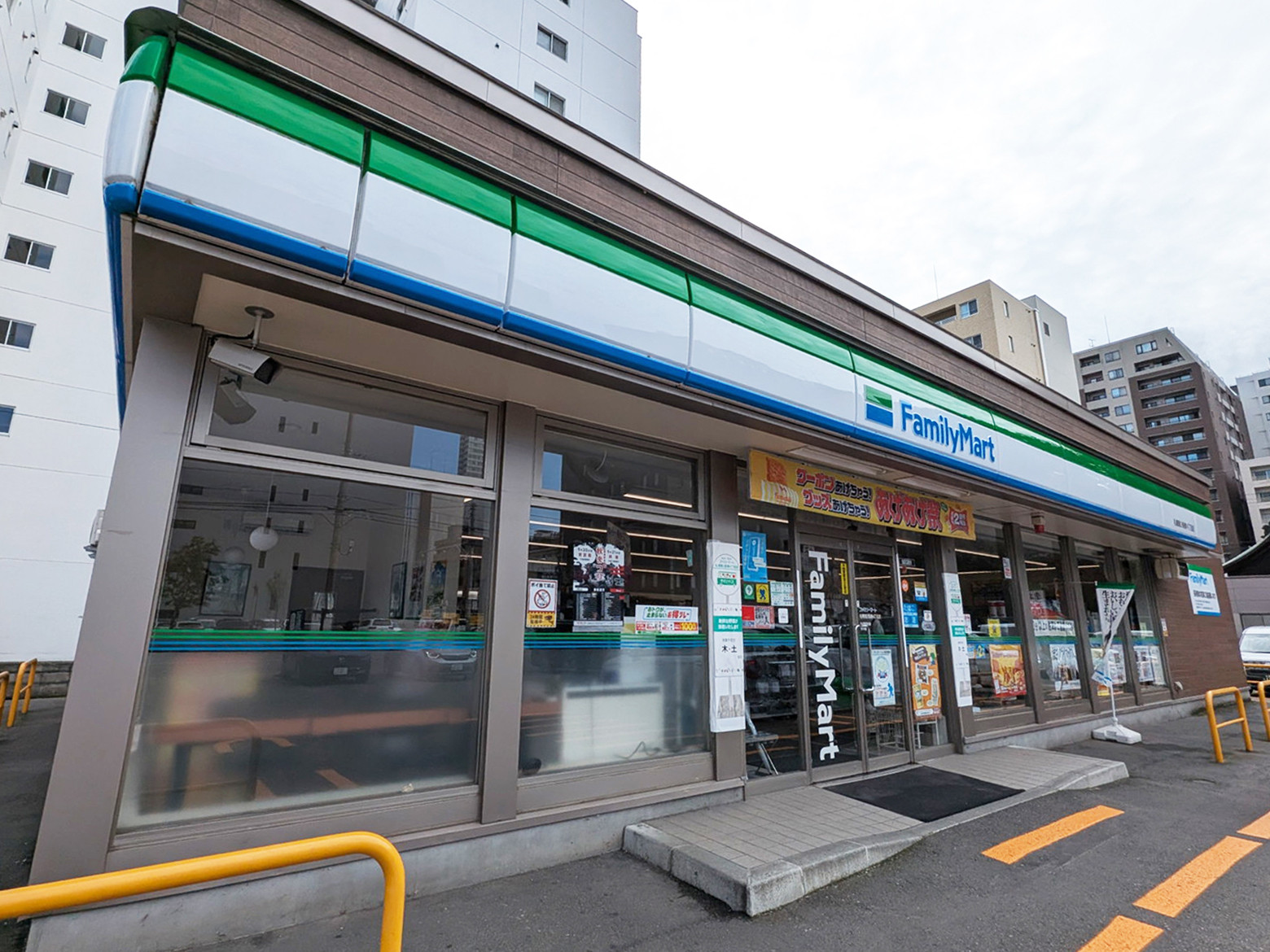 近くのファミリーマート 札幌南2条東4丁目店１