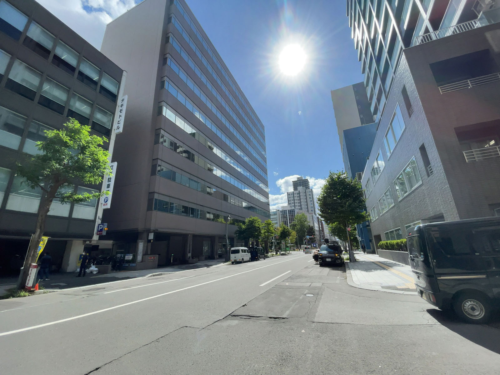 ISM札幌大通ビル前面の西8丁目通り