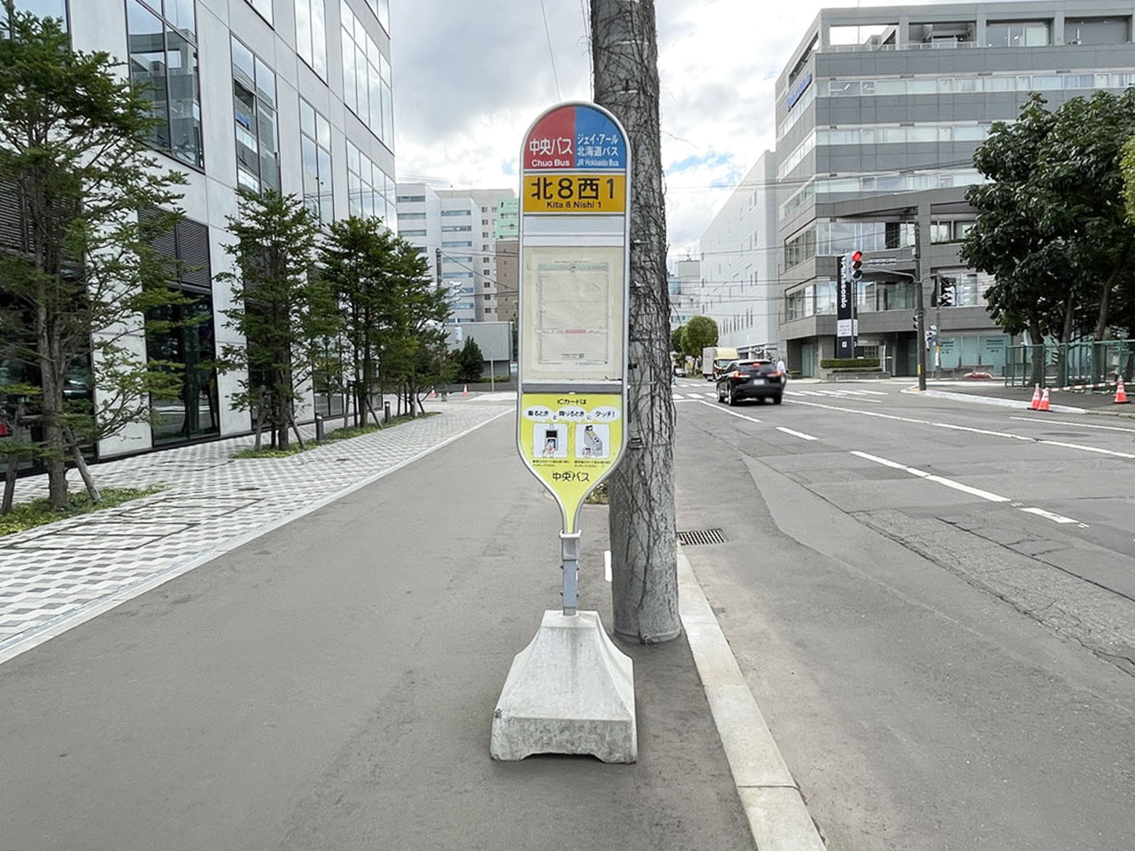 T-PLUS札幌前のバス停「北8条西1丁目