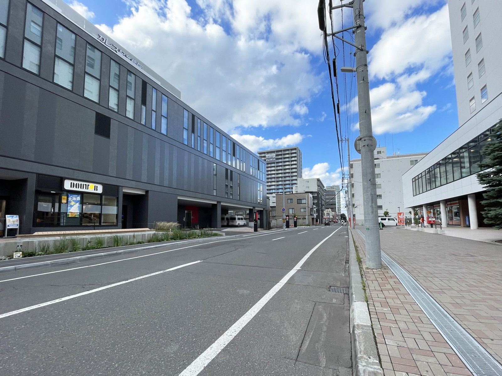 deAUNEさっぽろ前面の通り