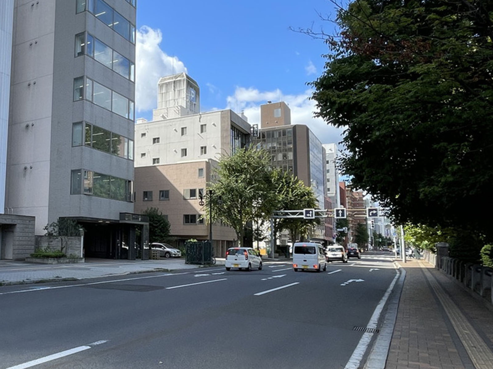北晴大通ビル前面の大通
