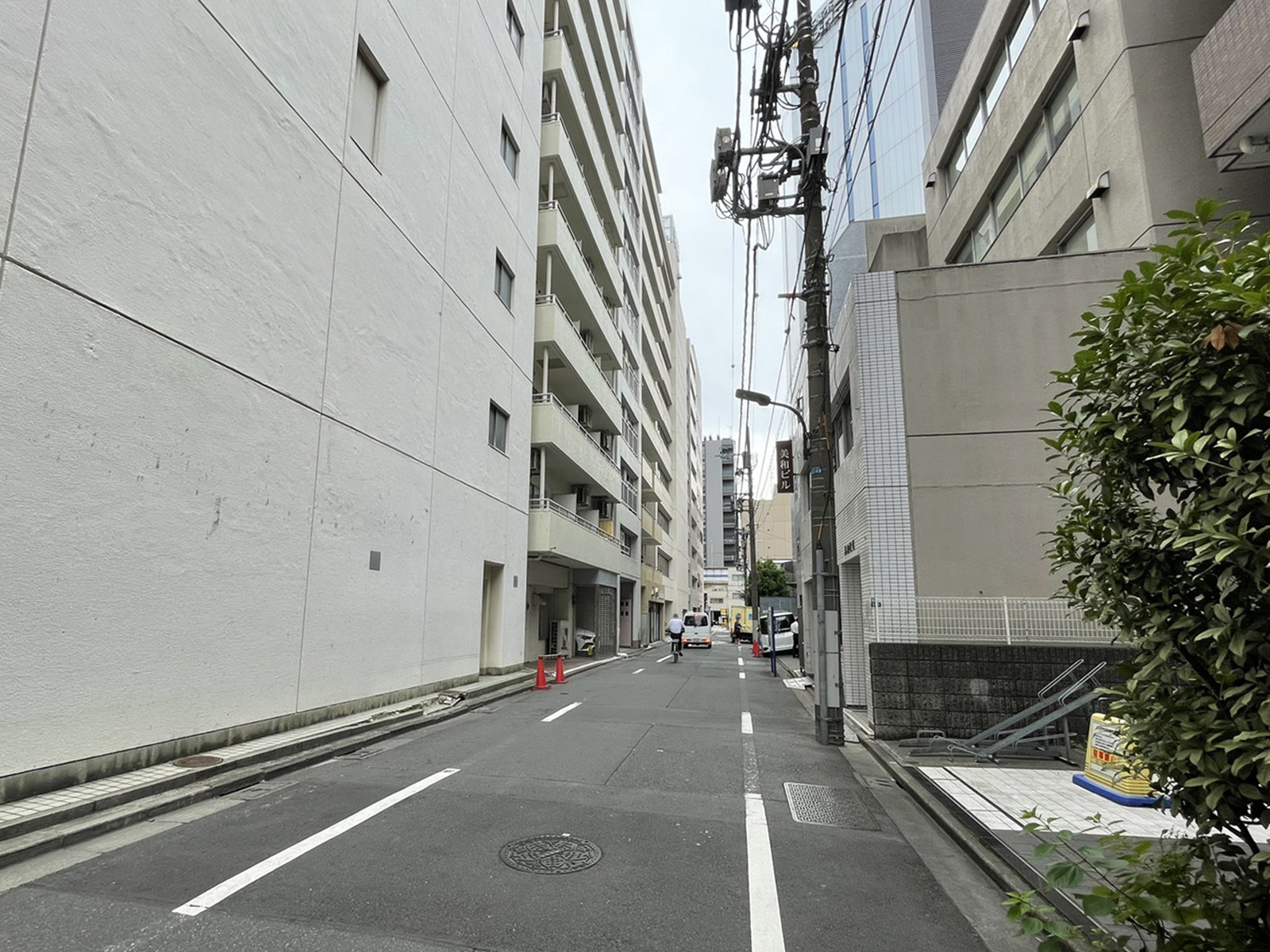 共生ビル別館前面の通り