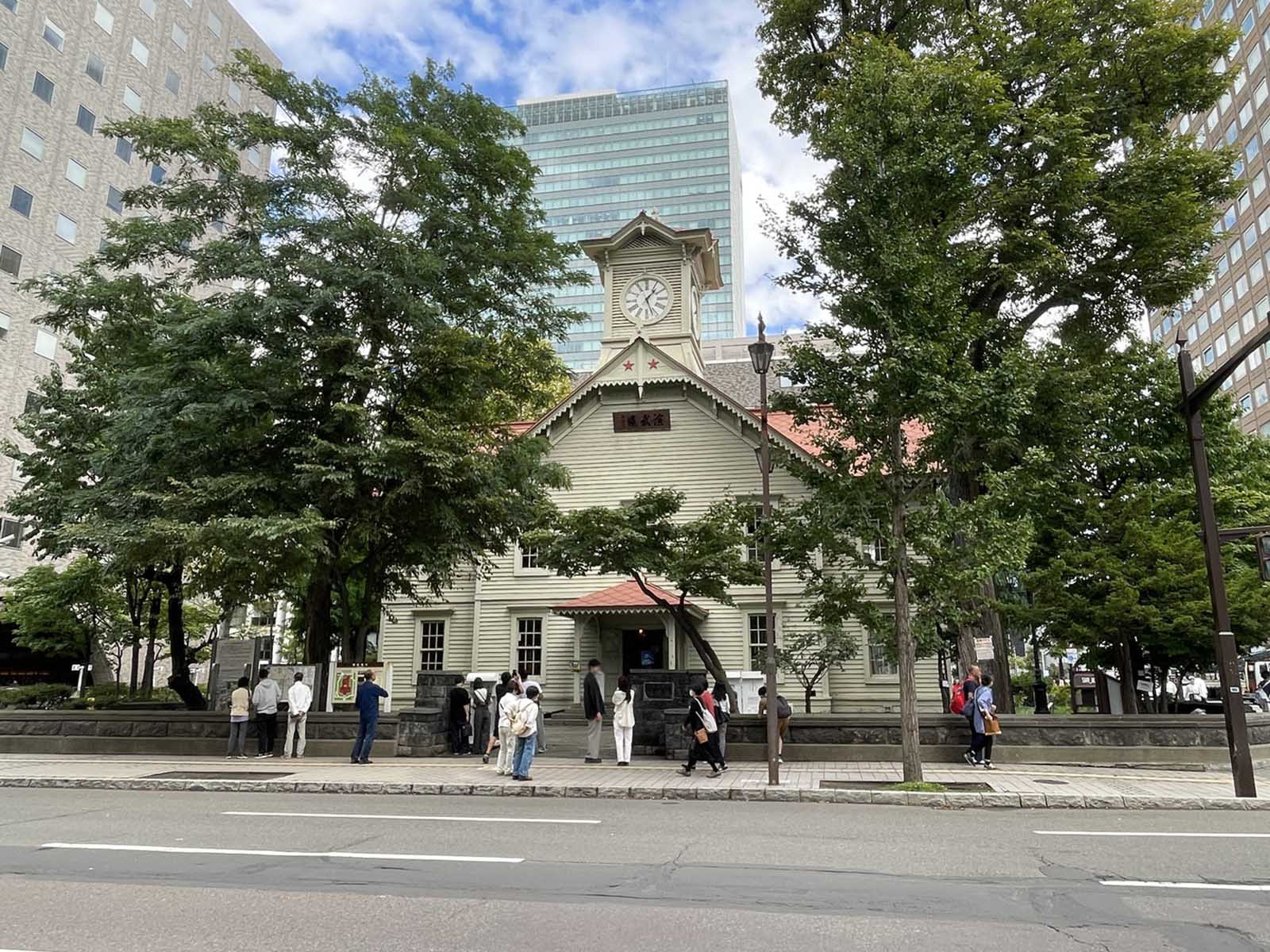 付近の札幌市時計台