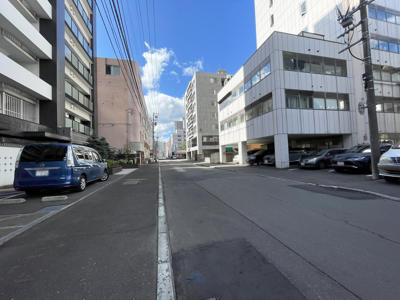 白樺ビル前面の通り