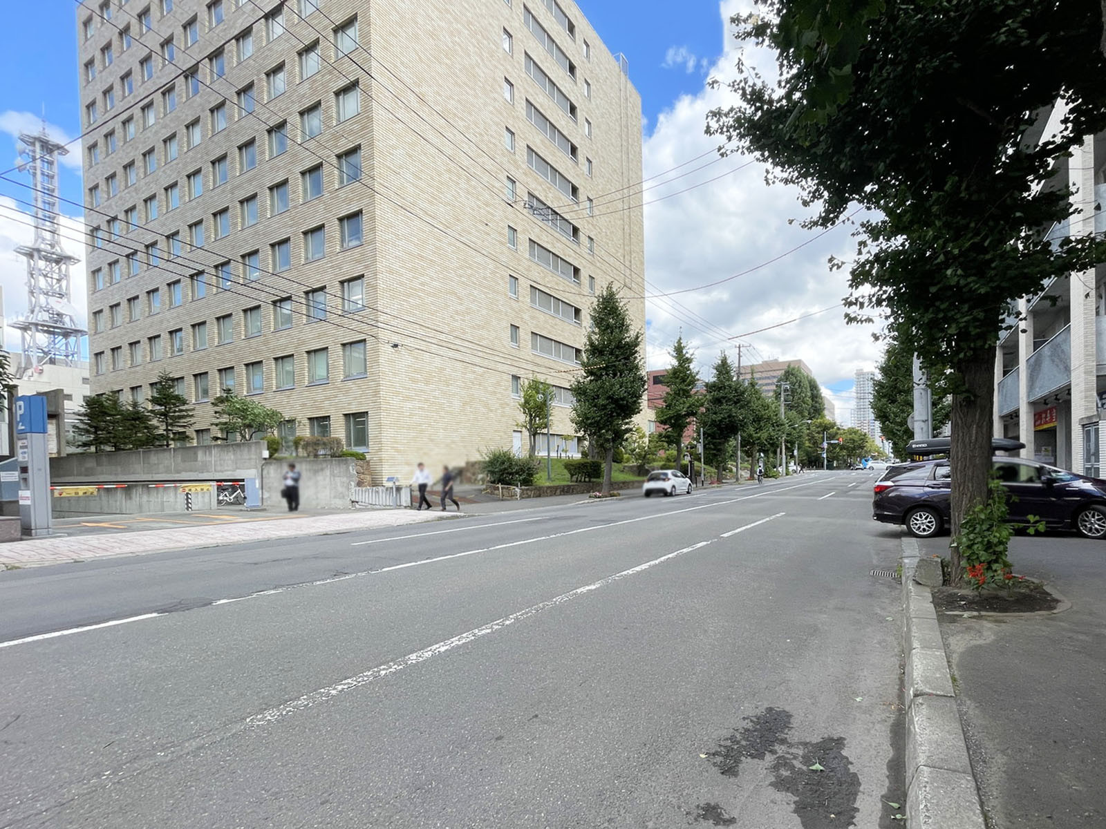札幌泉ビル前面の通り