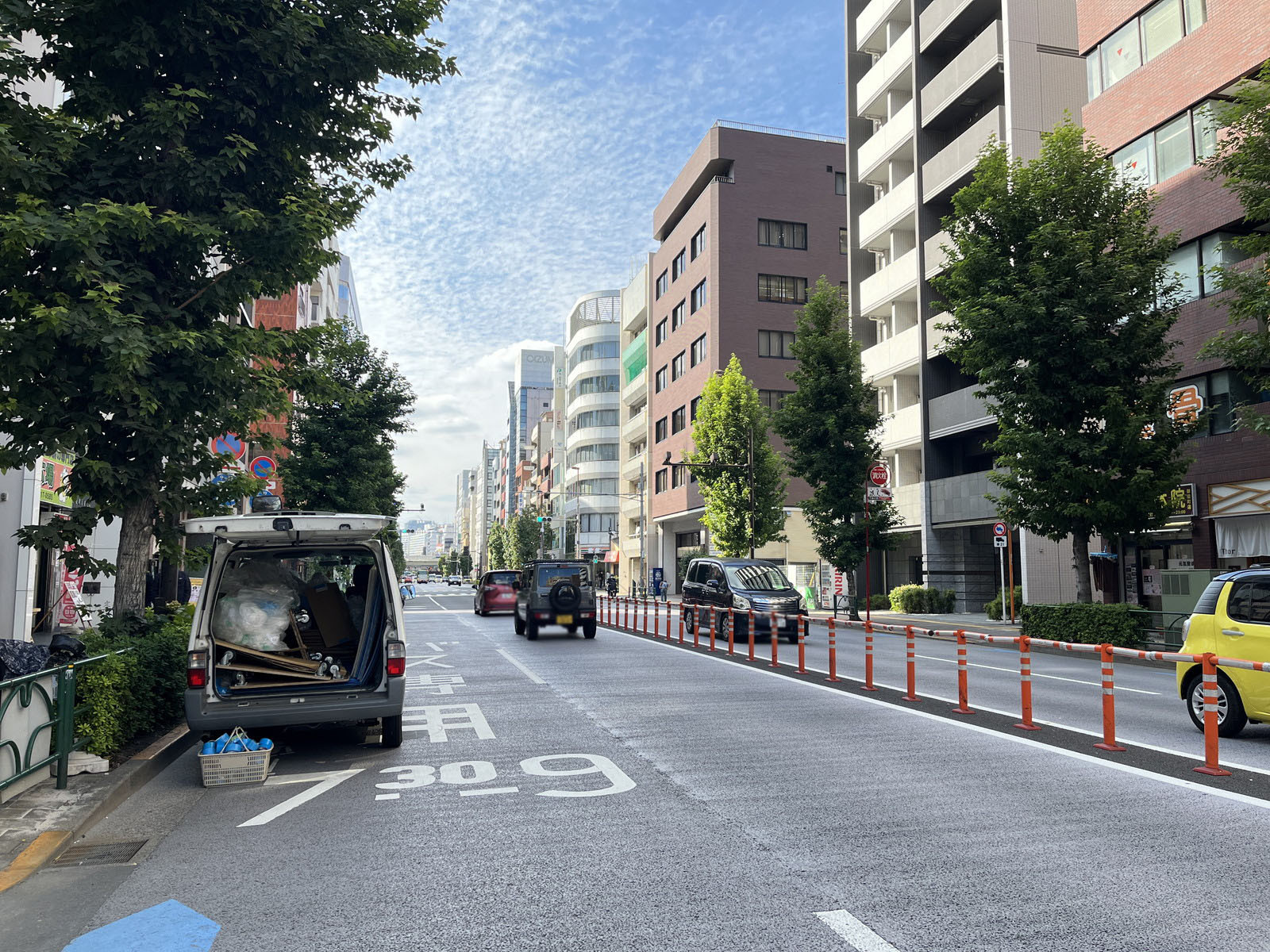 タスク新御徒町ビル前面の春日通り
