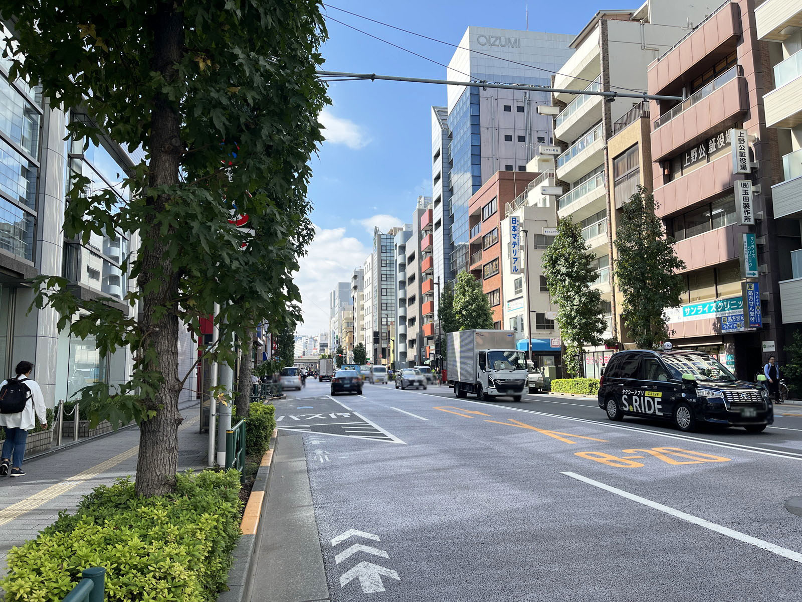 御徒町中央ビル前面の春日通り