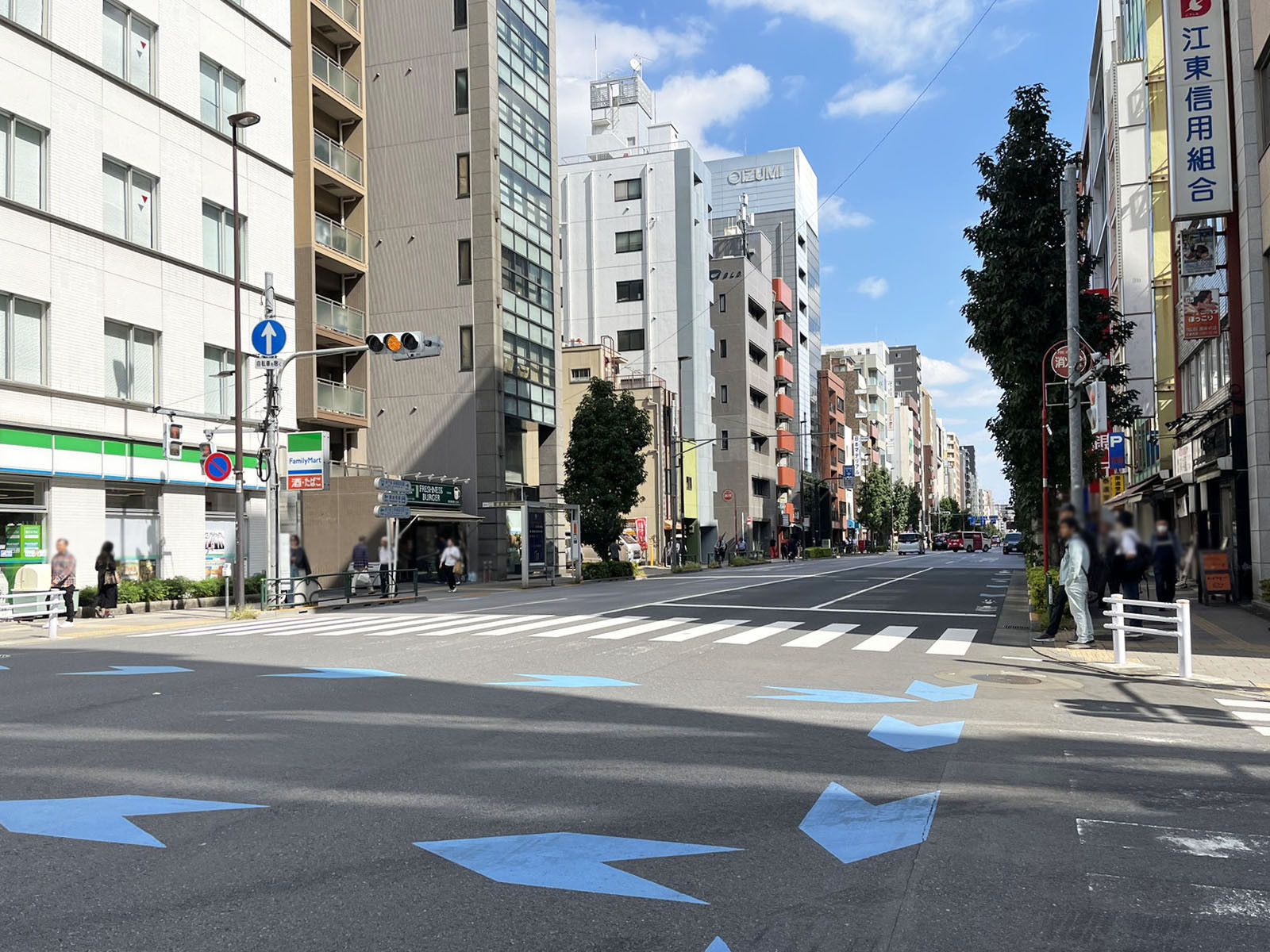 こうしんビル前面の春日通り