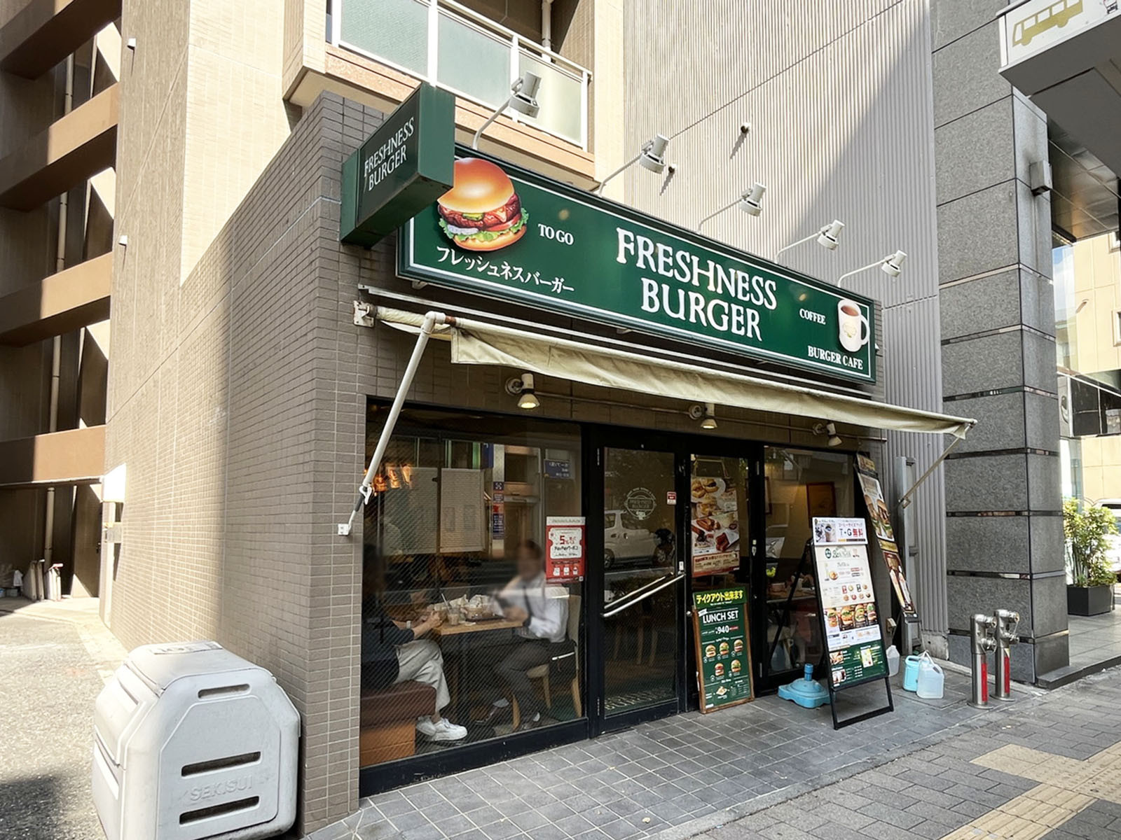 斜め向かいのフレッシュネスバーガー 東上野店