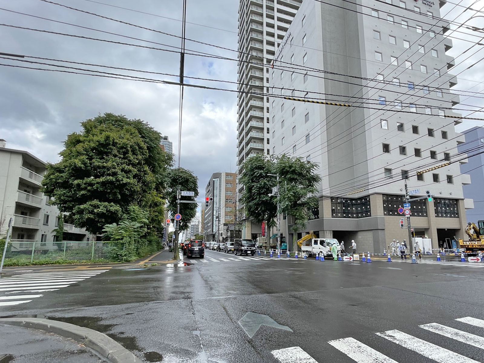 新和ビル前面の北8条通