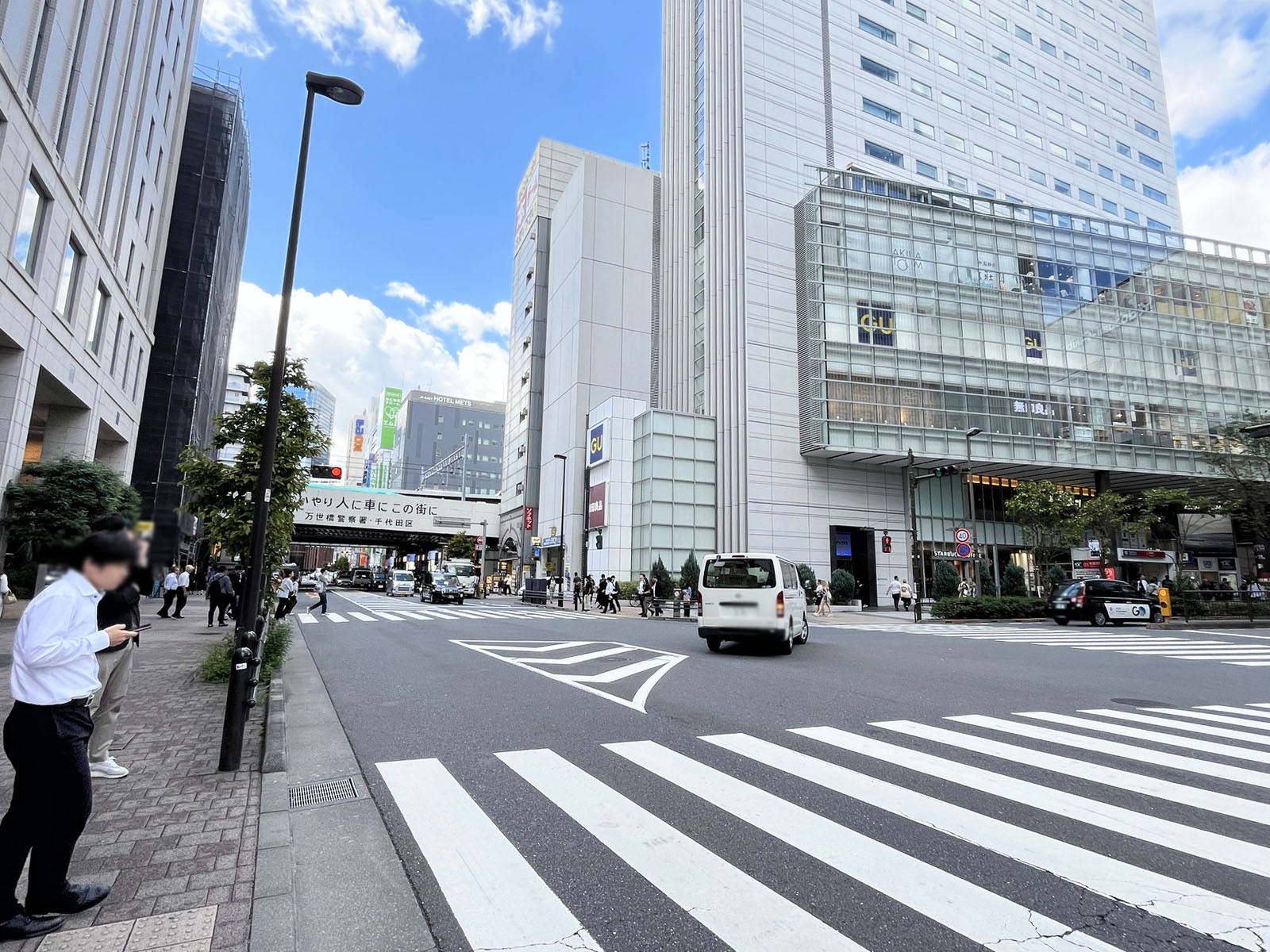 第一阿部ビル前面の秋葉原駅前南通り