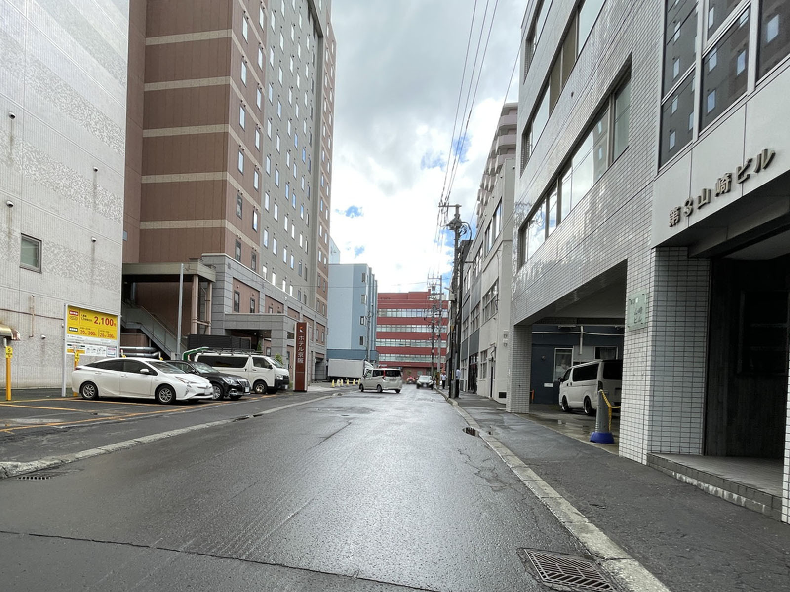 第3山﨑ビル前面の通り