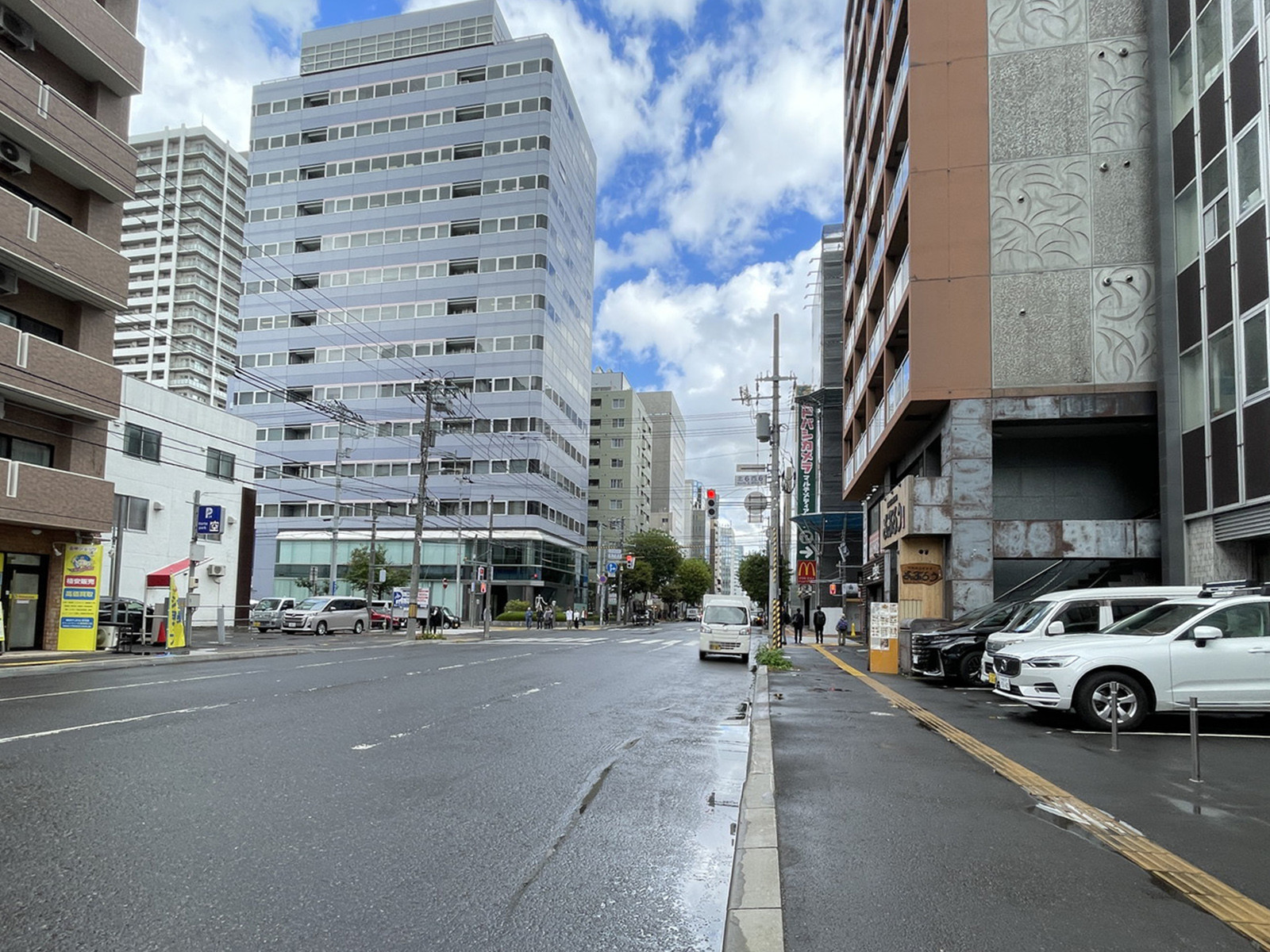 第2山崎ビル前面の北7条通