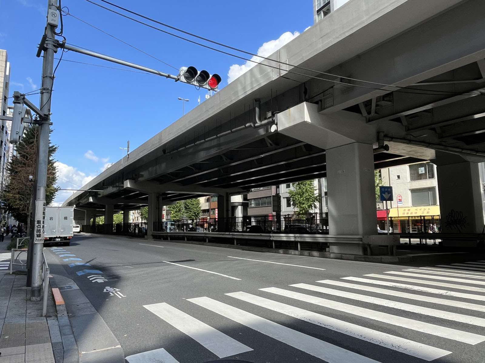ラウンドクロス秋葉原前面の昭和通り
