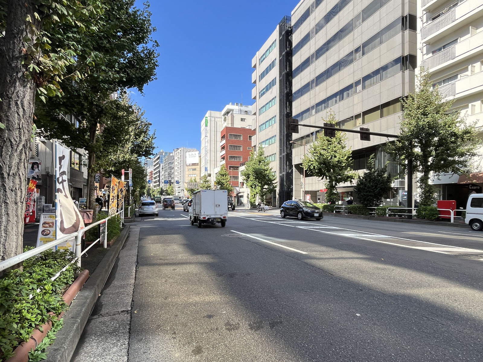 昌徳ビル前面の蔵前橋通り