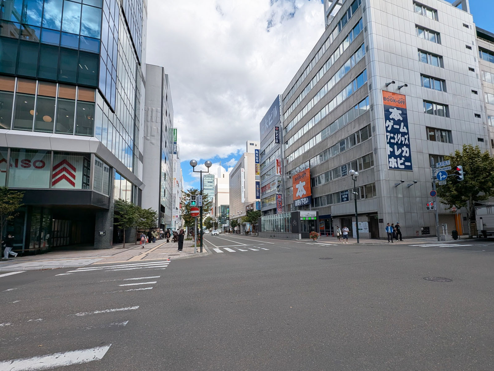 北専ビル前面の西2丁目通