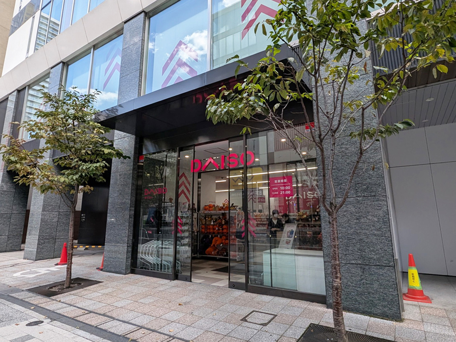 向かいのダイソー 札幌22スクエア店