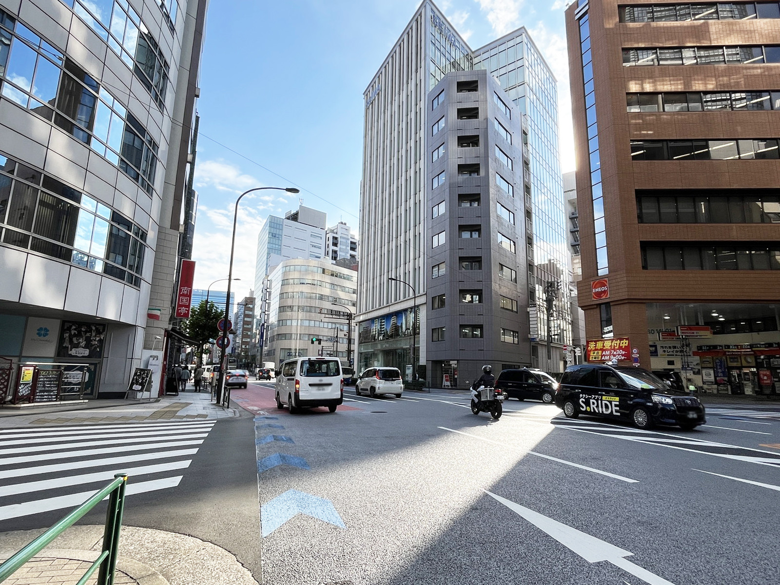二引ビル前面の靖国通り