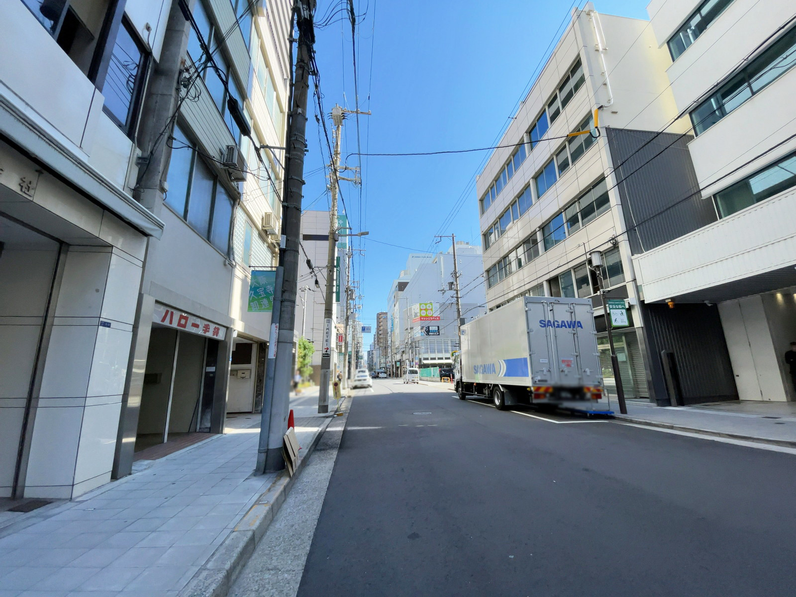 勇拓ビル前面の通り