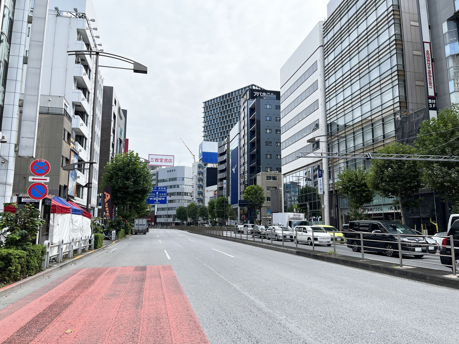 日本分譲住宅会館前面の靖国通り
