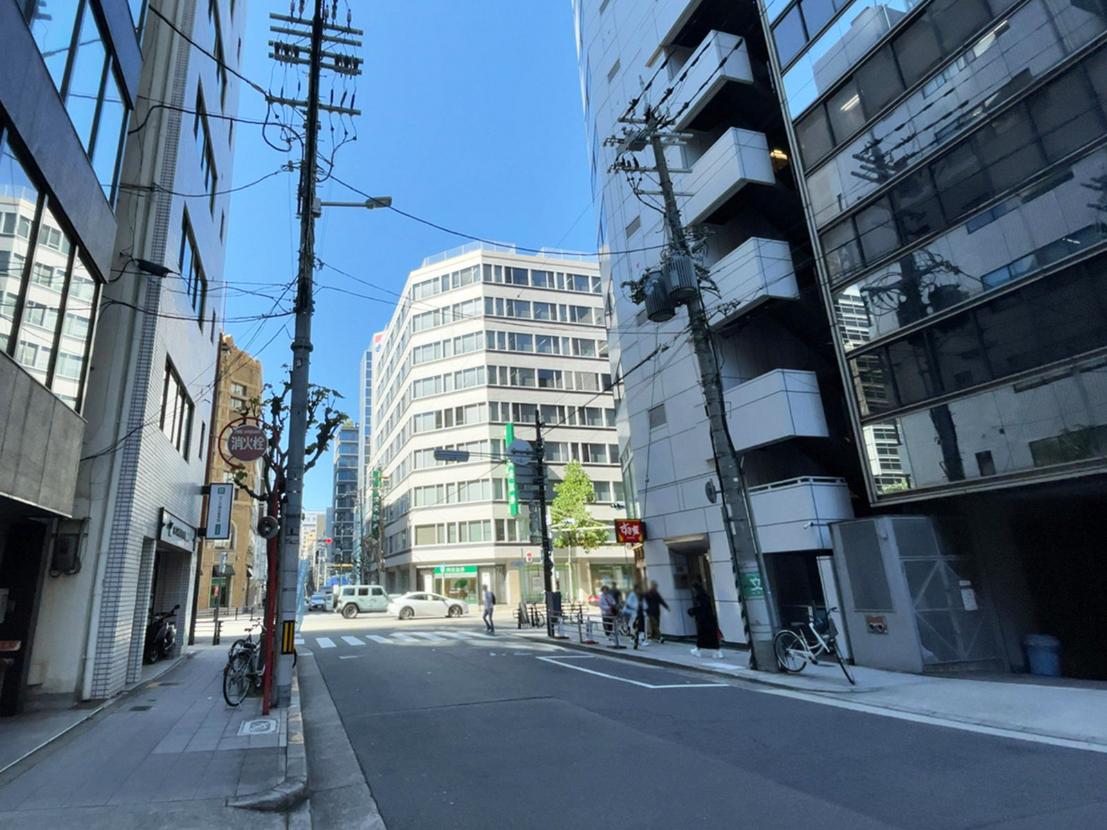 ESTビル前面の通り