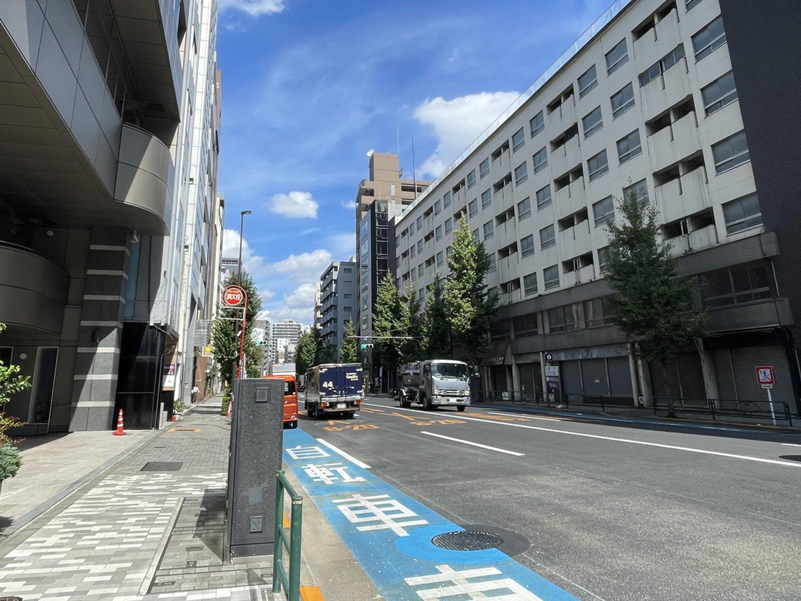 STCビル前面の昌平橋通り