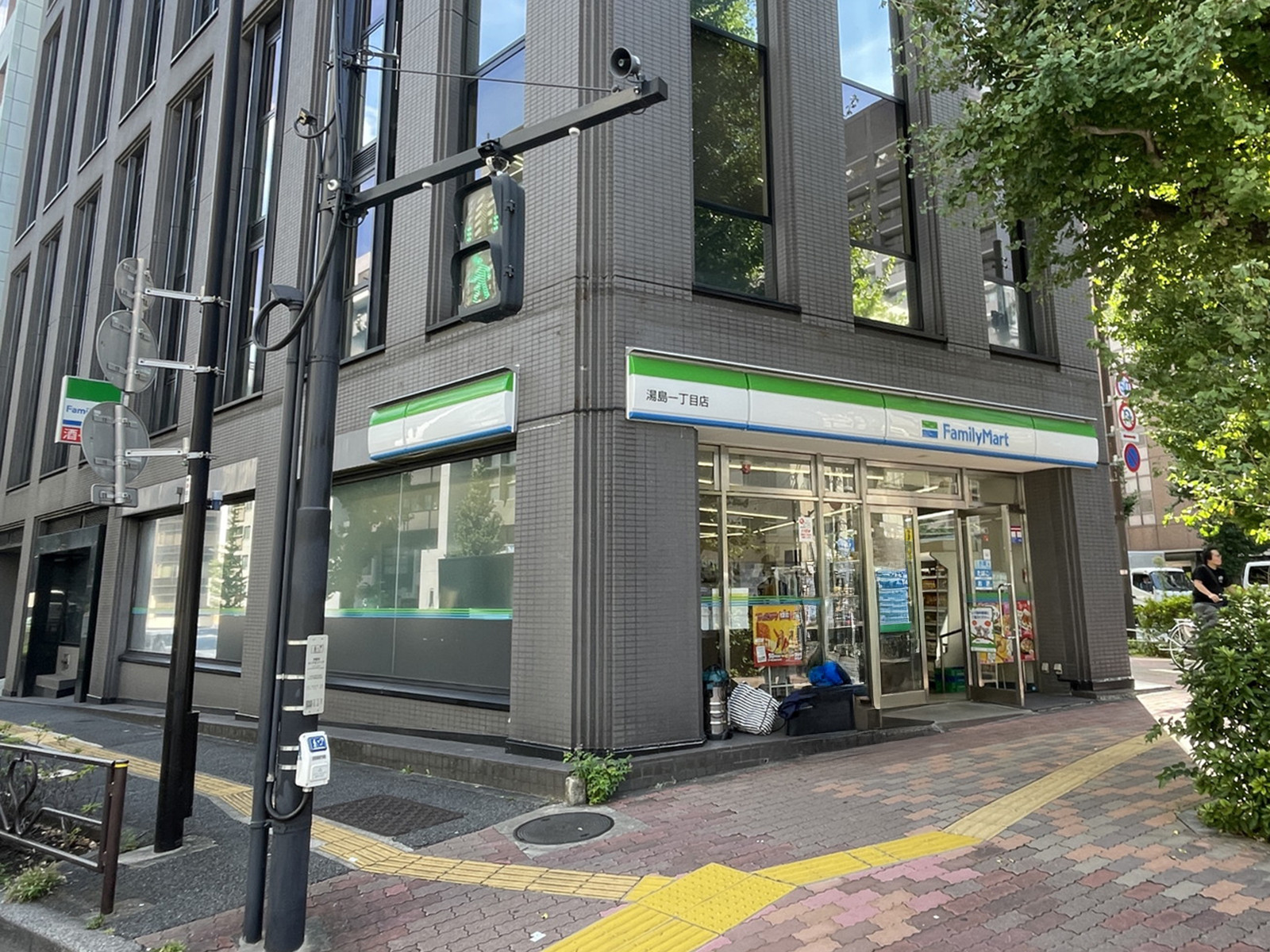 並びのファミリーマート 湯島一丁目店