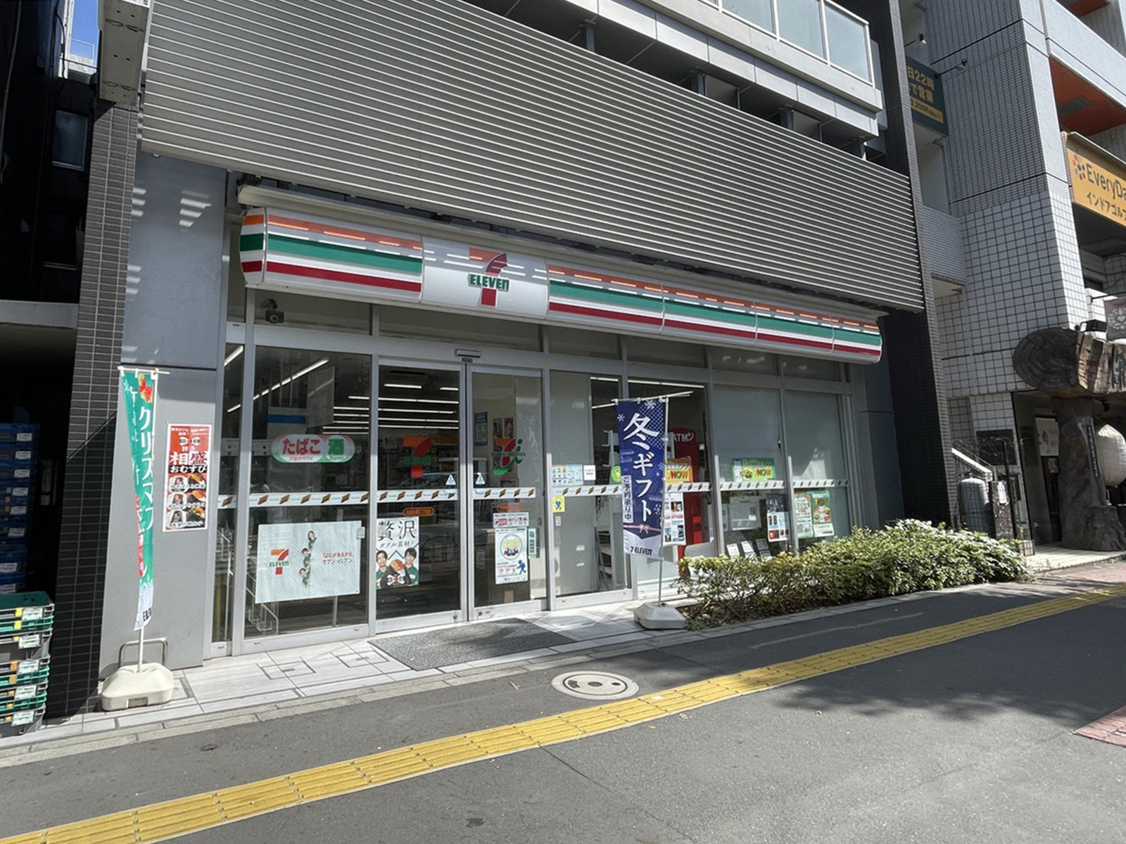 並びのセブン-イレブン 文京本郷3丁目店