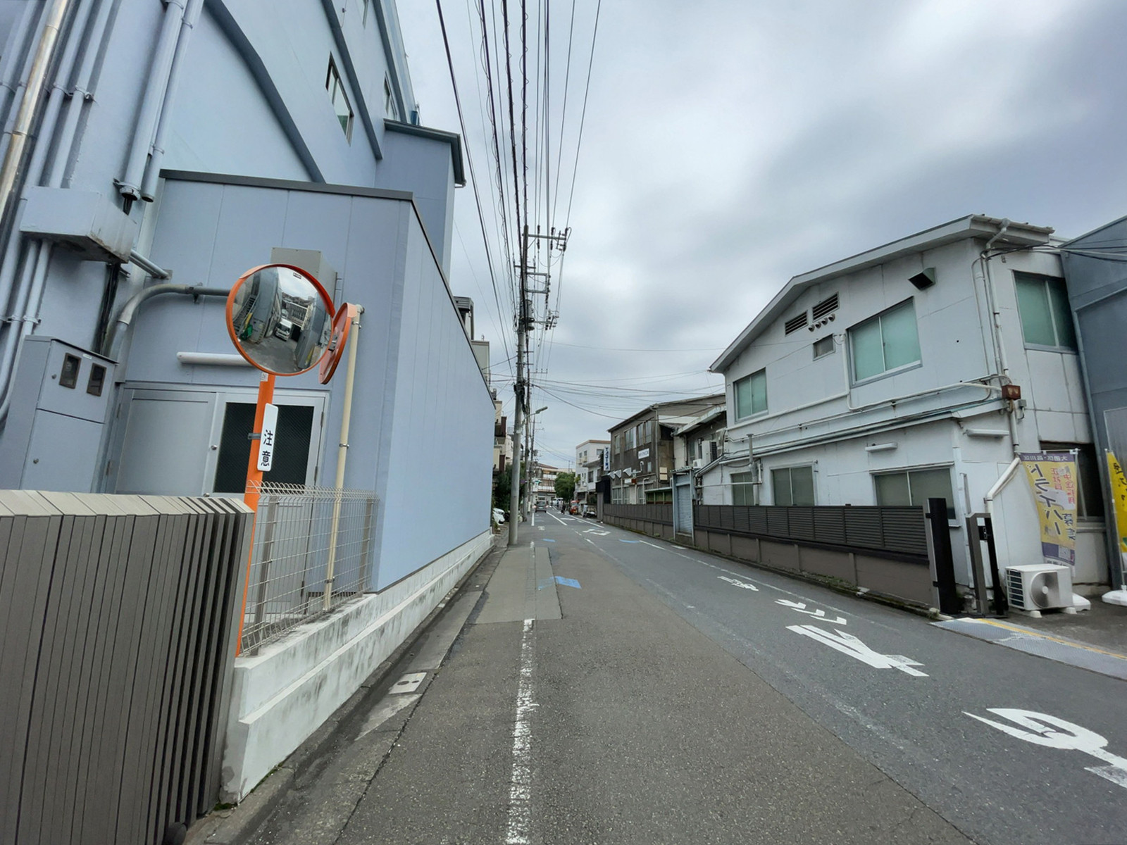 アジアビル前面の通り