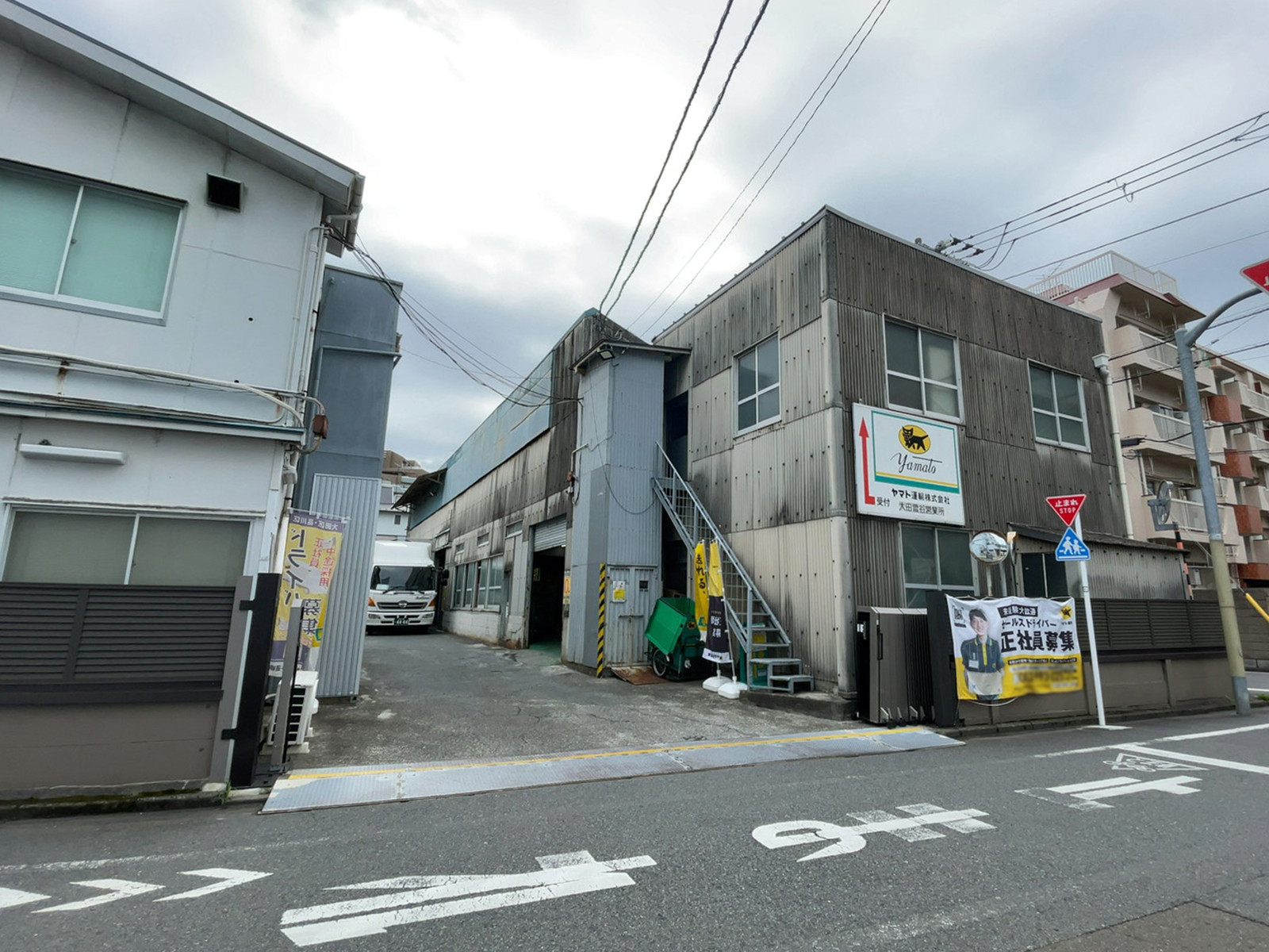ビル横のヤマト運輸